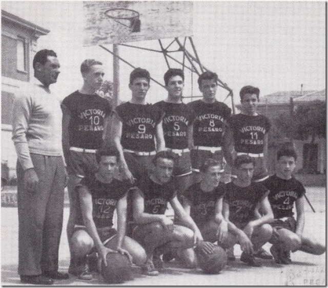 Sandro Riminucci (nr. 10) nella formazione della Victoria Pesaro, campione d'Italia junior 1952